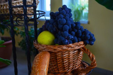 Meyveli vazo. Narlar, üzümler ve elmalar..