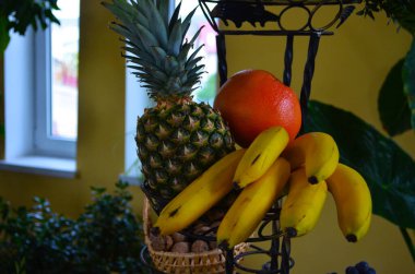 Meyveli vazo. Narlar, üzümler ve elmalar..