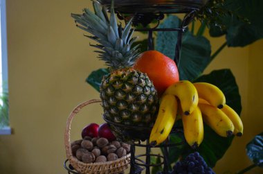 Meyveli vazo. Narlar, üzümler ve elmalar..