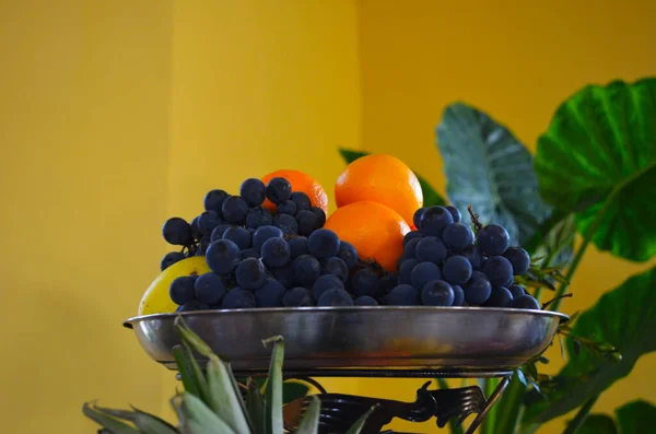 Jarrón Con Frutas Granadas Jugosas Uvas Manzanas Vista Superior Foto — Foto de Stock