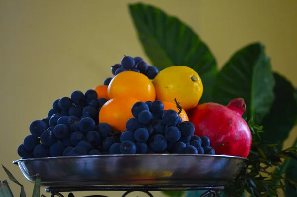 Jarrón Con Frutas Granadas Jugosas Uvas Manzanas Vista Superior Foto — Foto de Stock