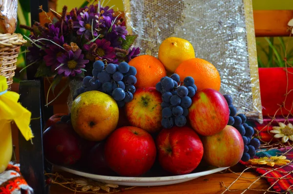 Jarrón Con Frutas Granadas Jugosas Uvas Manzanas Vista Superior Foto — Foto de Stock