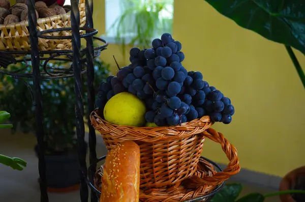 Jarrón Con Frutas Granadas Jugosas Uvas Manzanas Vista Superior Foto — Foto de Stock