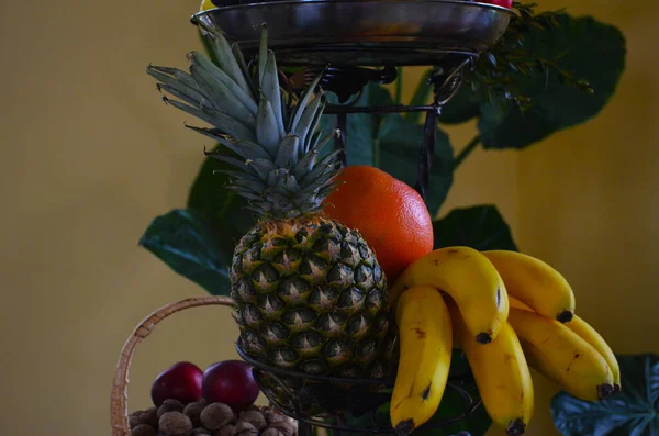 Jarrón Con Frutas Granadas Jugosas Uvas Manzanas Vista Superior Foto — Foto de Stock