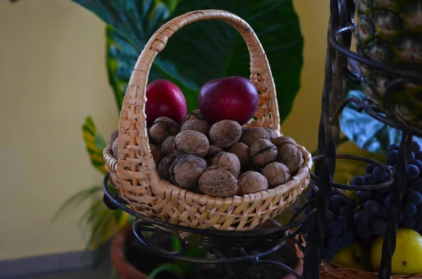 Surtido Verduras Una Canasta Sobre Mesa Montón Diferentes Verduras Crudas — Foto de Stock