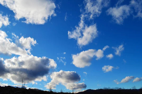 Blauer Himmel Und Wolken Über Dem Berg — Stockfoto