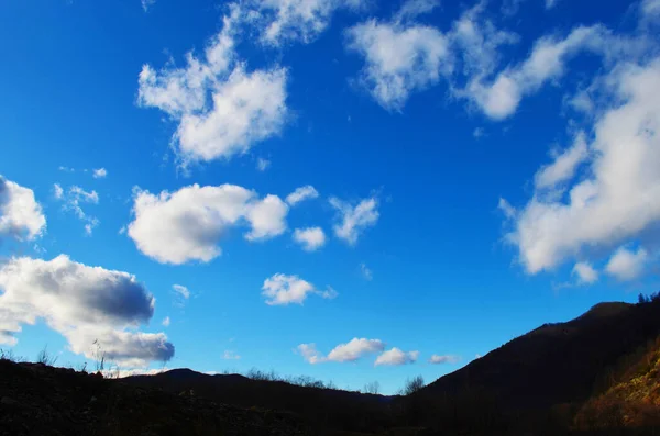 Céu Azul Nuvens Sobre Monte — Fotografia de Stock