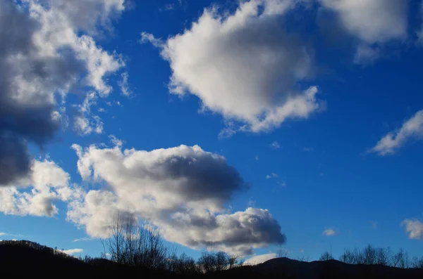 Blauer Himmel und Wolken über dem Berg — Stockfoto