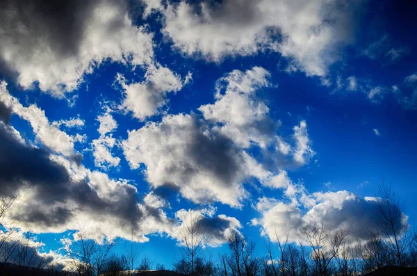 Blauer Himmel und Wolken über dem Berg — Stockfoto