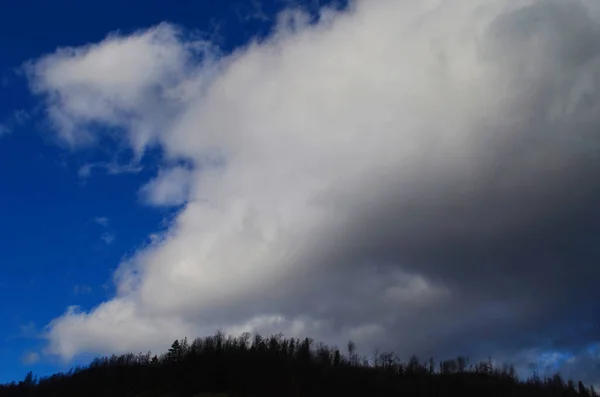 Blauer Himmel und Wolken über dem Berg — Stockfoto