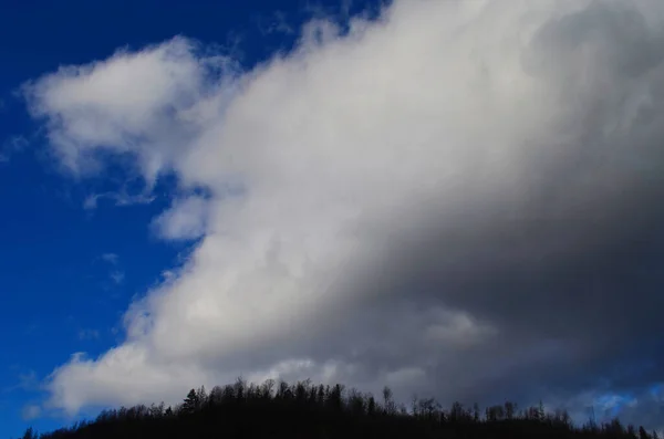 Blauer Himmel und Wolken über dem Berg — Stockfoto