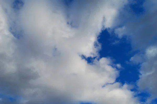 Блакитне небо і хмари над горою — стокове фото