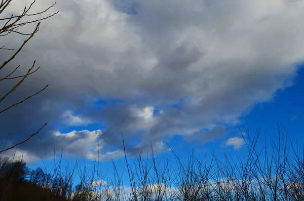 Blauer Himmel und Wolken über dem Berg — Stockfoto