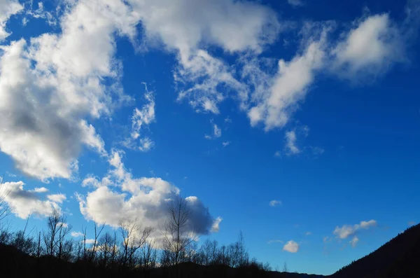 Blauer Himmel und Wolken über dem Berg — Stockfoto