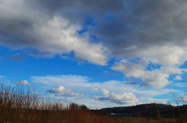 Céu azul e nuvens sobre o monte — Fotografia de Stock