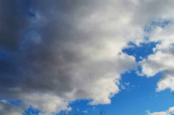 Blauer Himmel und Wolken über dem Berg — Stockfoto