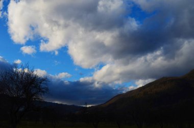 Mavi gökyüzü ve dağların üzerindeki bulutlar