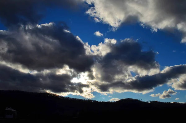 Blauer Himmel und Wolken über dem Berg — Stockfoto