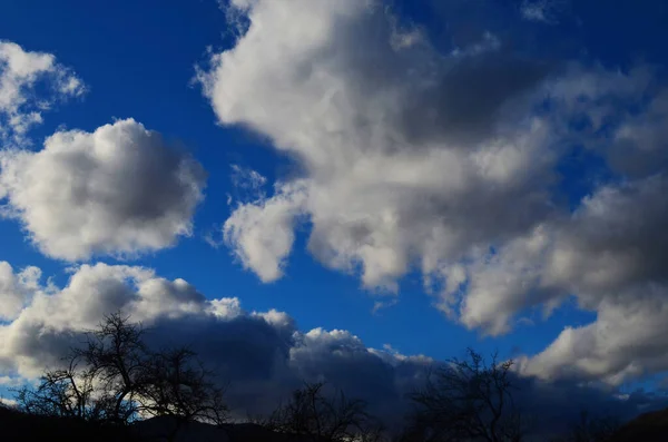 Blauer Himmel und Wolken über dem Berg — Stockfoto