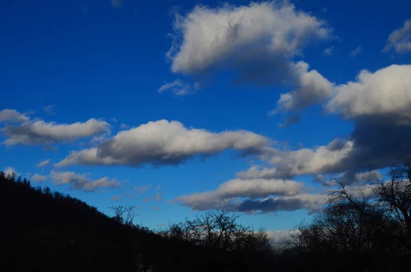 Blauer Himmel und Wolken über dem Berg — Stockfoto