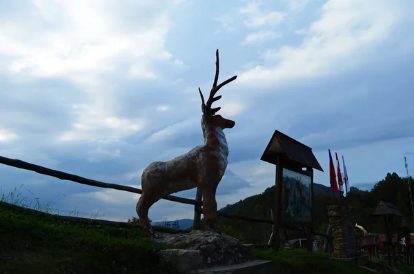 Rote Statue Mit Der Malerischen Berglandschaft Hintergrund — Stockfoto