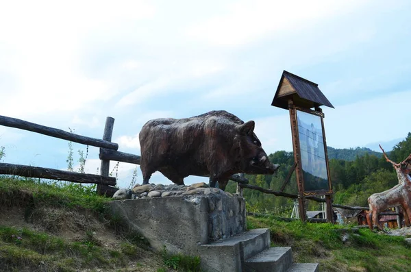 Rote Wildschweinstatue Mit Der Malerischen Berglandschaft Hintergrund — Stockfoto