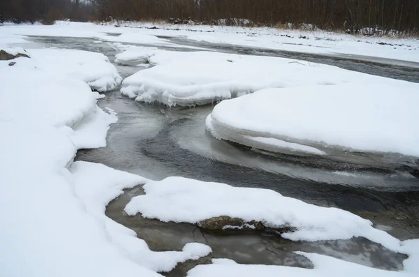 Fiume Montagna Inverno Paesaggio Carpatico Con Bosco Abeti Rossi Sponda — Foto Stock