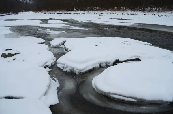 Rivière Montagne Hiver Paysage Carpatique Avec Forêt Épinettes Rivage Enneigé — Photo