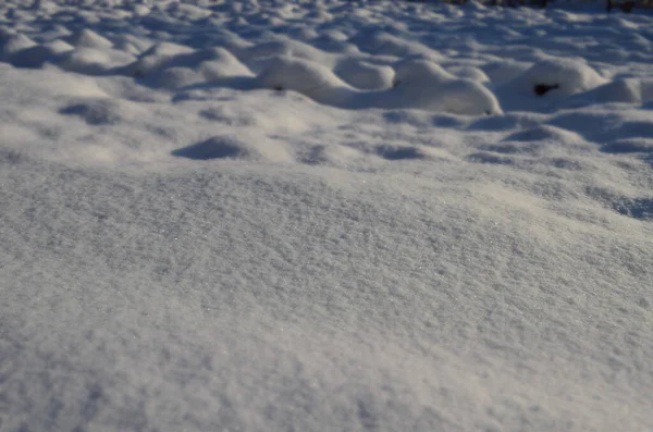 漂亮的桌上型雪纹壁纸 岩石上降雪的纹理 收集新的积雪 新的降雪 — 图库照片