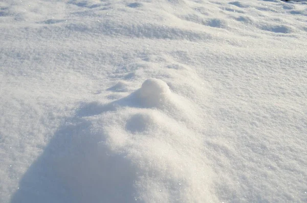 デスクトップ用の美しい雪のパターンの壁紙 岩の上の降雪のテクスチャ 地面に新雪が積もり新雪が積もり — ストック写真