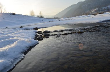 Soğuk bir günde nehirle birlikte kış manzarası