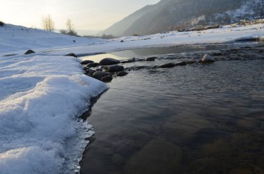 Soğuk bir günde nehirle birlikte kış manzarası