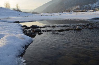 Soğuk bir günde nehirle birlikte kış manzarası