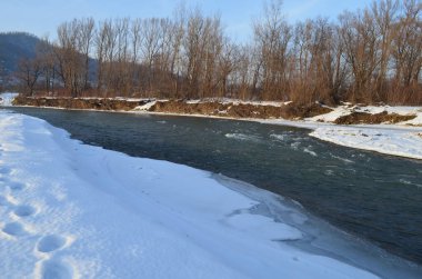 Soğuk bir günde nehirle birlikte kış manzarası