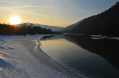 Soğuk bir günde nehirle birlikte kış manzarası