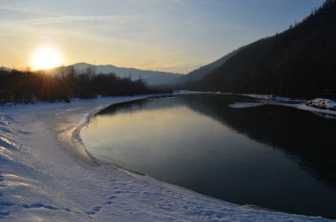 Soğuk bir günde nehirle birlikte kış manzarası