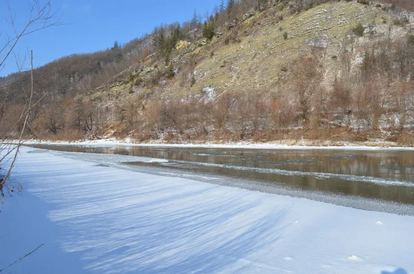 Ein Zugefrorener Fluss Einer Winterlichen Landschaft Winterlandschaft Mit Wald Bewölktem — Stockfoto
