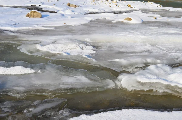 Río Congelado Paisaje Invernal Paisaje Invernal Con Bosque Cielo Nublado —  Fotos de Stock