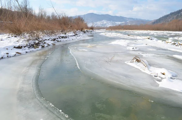 Ein Zugefrorener Fluss Einer Winterlichen Landschaft Winterlandschaft Mit Wald Bewölktem — Stockfoto