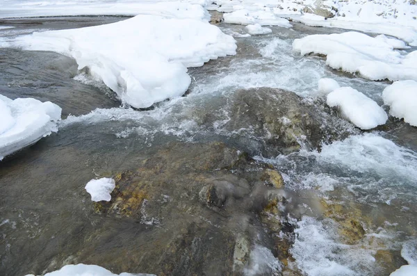 Fiume Ghiacciato Paesaggio Invernale Paesaggio Invernale Con Foresta Cielo Nuvoloso — Foto Stock