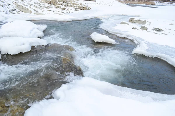 Río Congelado Paisaje Invernal Paisaje Invernal Con Bosque Cielo Nublado —  Fotos de Stock