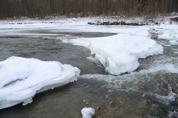 Ein Zugefrorener Fluss Einer Winterlichen Landschaft Winterlandschaft Mit Wald Bewölktem — Stockfoto