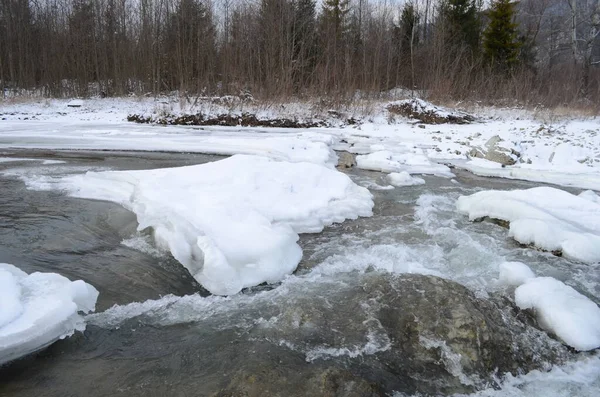 Río Congelado Paisaje Invernal Paisaje Invernal Con Bosque Cielo Nublado —  Fotos de Stock