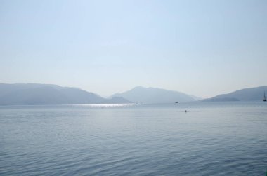 Ege Denizi manzarası su ve uçurum dağları