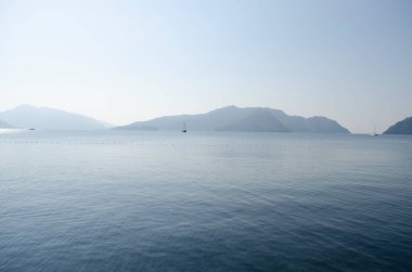 Ege Denizi manzarası su ve uçurum dağları