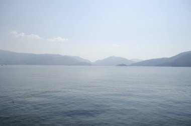 Ege Denizi manzarası su ve uçurum dağları