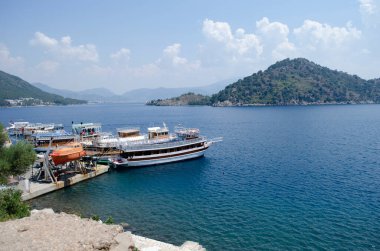 Ege Denizi manzarası su ve uçurum dağları