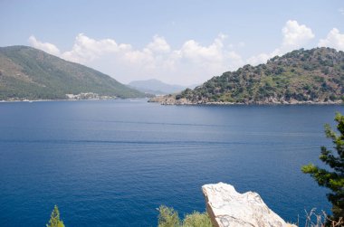 Ege Denizi manzarası su ve uçurum dağları