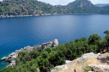 Ege Denizi manzarası su ve uçurum dağları