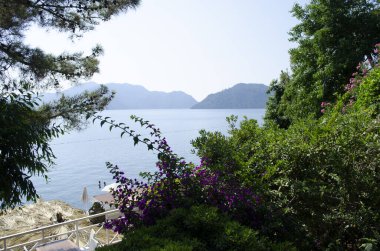 Icmeler Körfezi, Ege ve Akdeniz manzaralı. Türkiye 'nin Marmaris tatil beldesi. Yaz tatili ya da güneşli bir günde deniz kıyısında hafta sonu. dinlenme yeri Türk kıyıları. Üst düzey Türk tatil beldeleri.